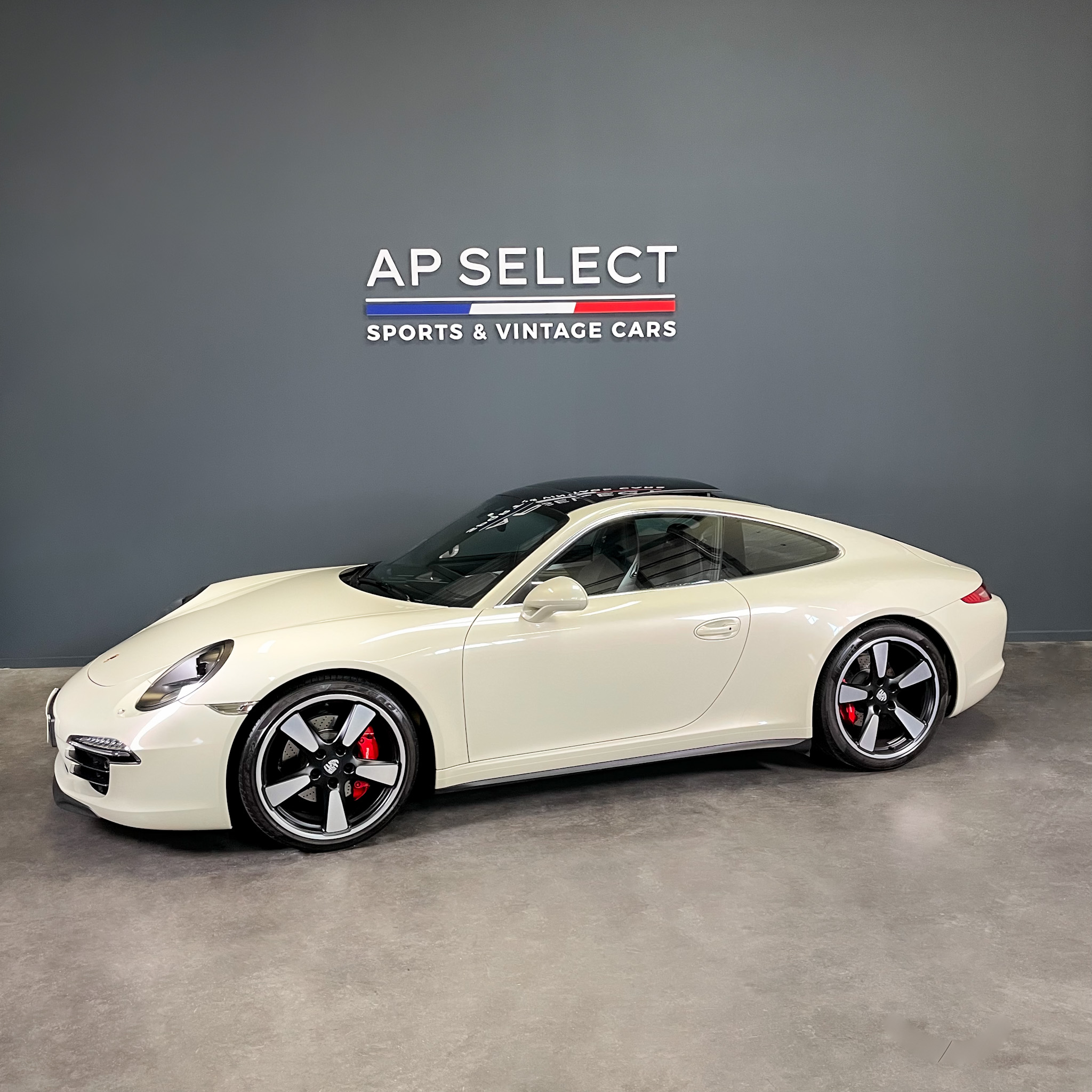 Photographie d'une Porsche 991 50 jahre Edition  vue de trois quarts face dans les locaux d'AP SELECT